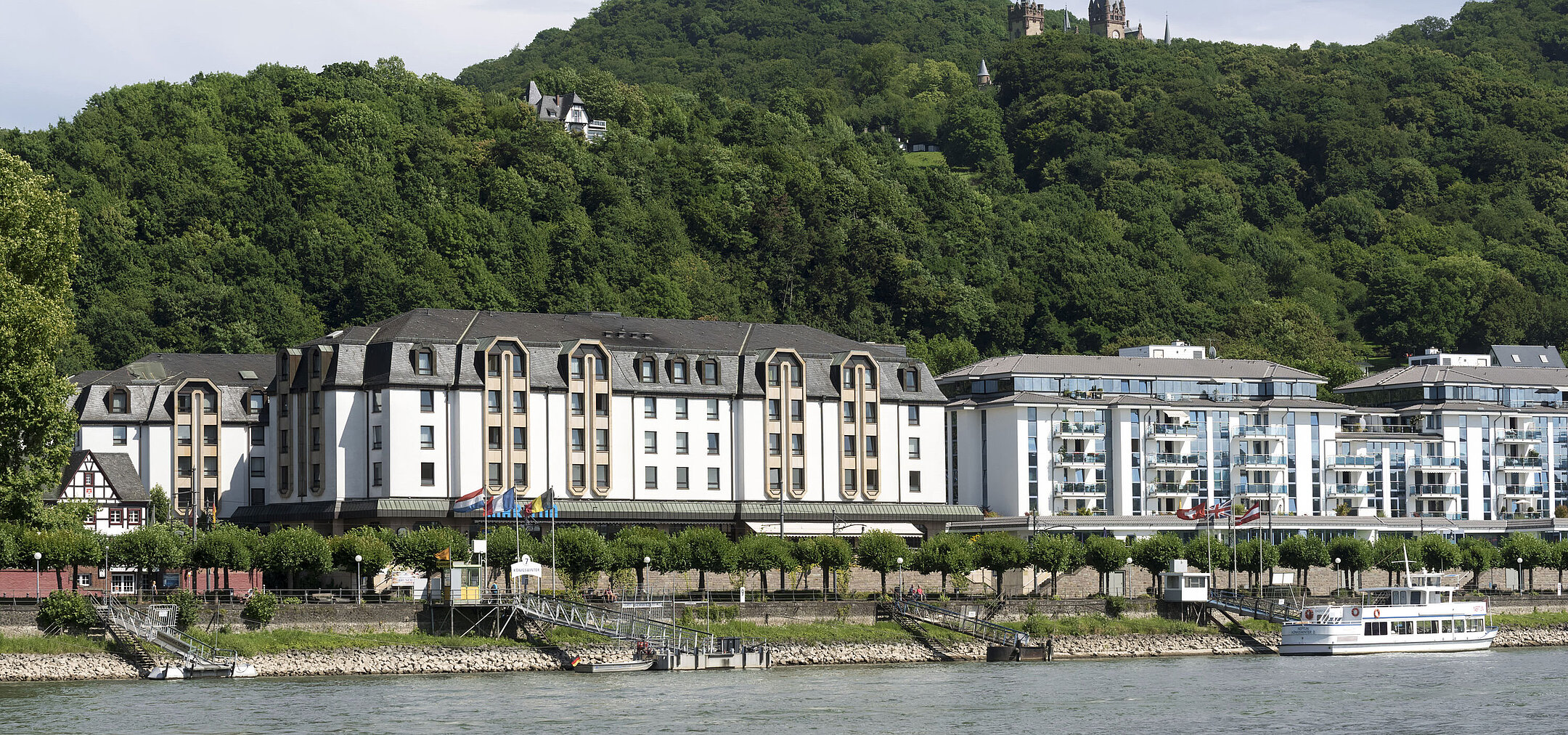 Exterior view of Maritim Hotel Königswinter with a view of the Drachenfels and the Rhine.