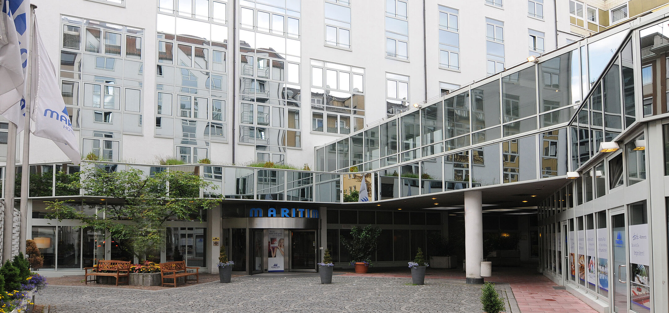 Modern façade with glass details and courtyard of Maritim Hotel Munich